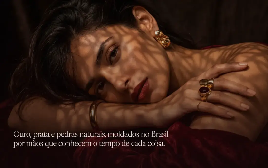 Momento da marca: foto em tela cheia com a frase sobre ouro e pedras naturais