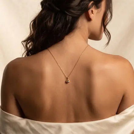 Colar fino sobre as costas de uma mulher