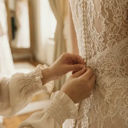 Ajuste de vestido feito à mão